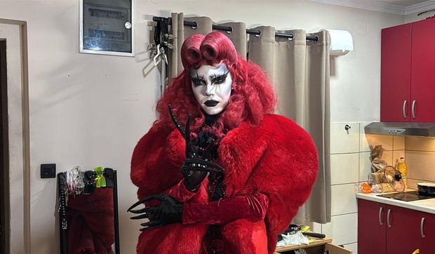 Vanet - visoka i vitka ruska dreg kraljica spremna za nastup | Foto: BBC