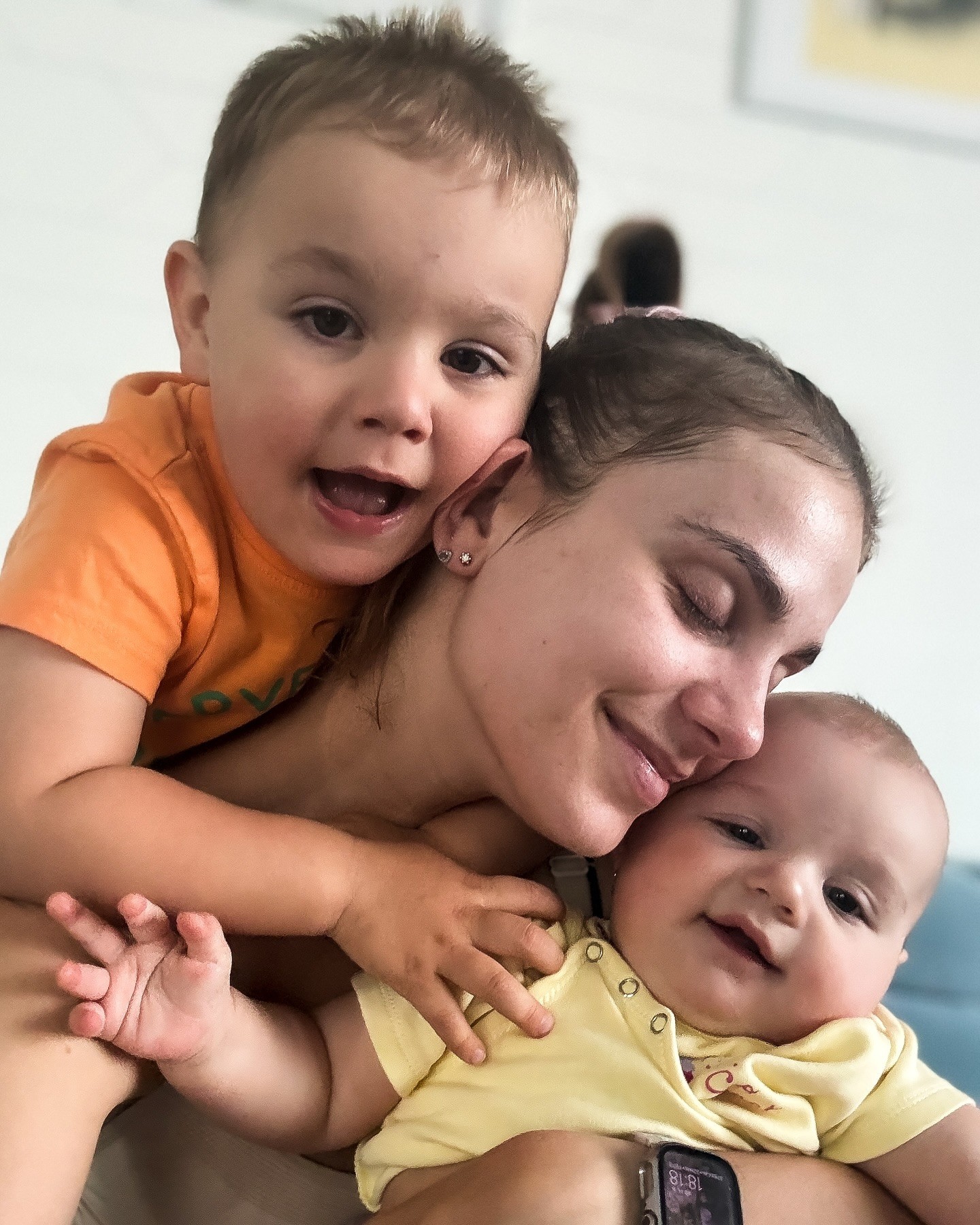 Speváčka Dominika Jurena s deťmi.