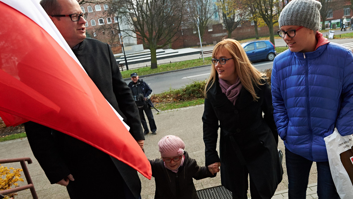 Paweł Adamowicz jako jedyny w Trójmieście nie zdołał obronić prezydenckiego stanowiska i powalczy o nie z Andrzejem Jaworskim 30 listopada w drugiej turze wyborów. - Trzymam kciuki za Gdańsk - komentuje prezydent Gdyni. - Myślę, że mieszkańcy wybiorą dobrze - dodaje prezydent Sopotu.