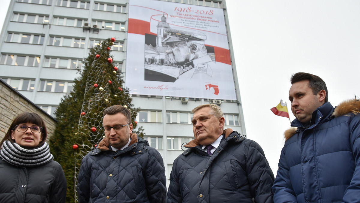 Od wywieszenia ogromnego baneru z wizerunkiem Józefa Piłsudskiego rozpoczęły się w Białymstoku obchody rocznicy 100-lecia odzyskania niepodległości. Będą one trwały przez cały rok. Urząd miasta przedstawił związane z nimi przedsięwzięcia, które w tym czasie zamierza zrealizować.