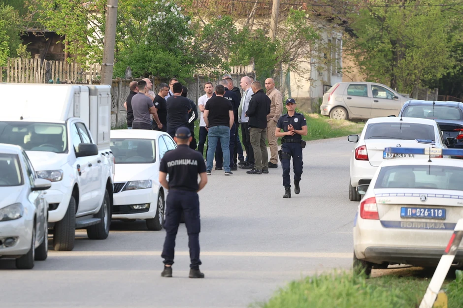 Inspektori ispred kuće Dragijevića u Zlotu