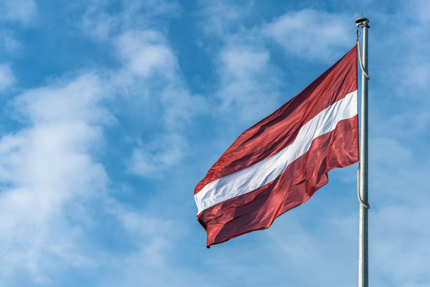 Łotwa: Posłom bez certyfikatów covidowych zabroniono wstępu do parlamentu