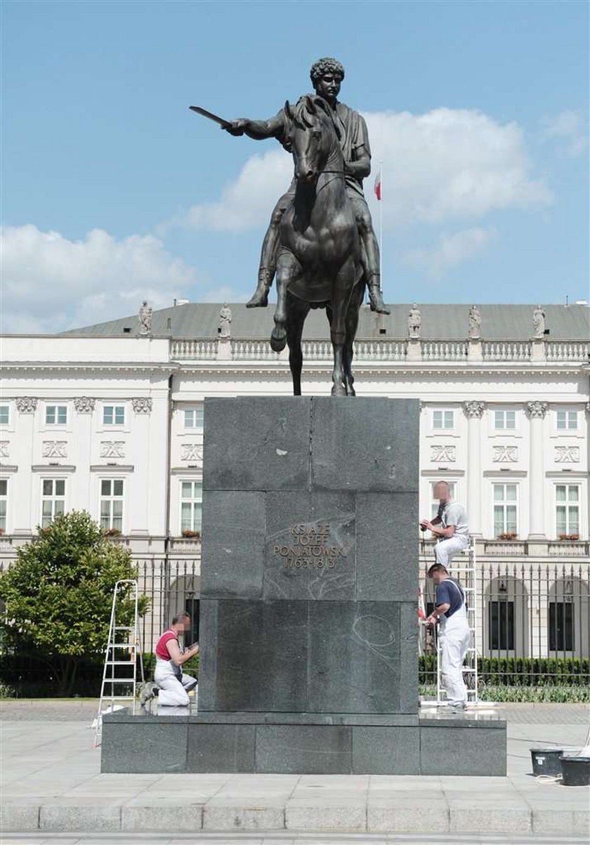 Czyszczenie pomnika przed wizytą Obamy