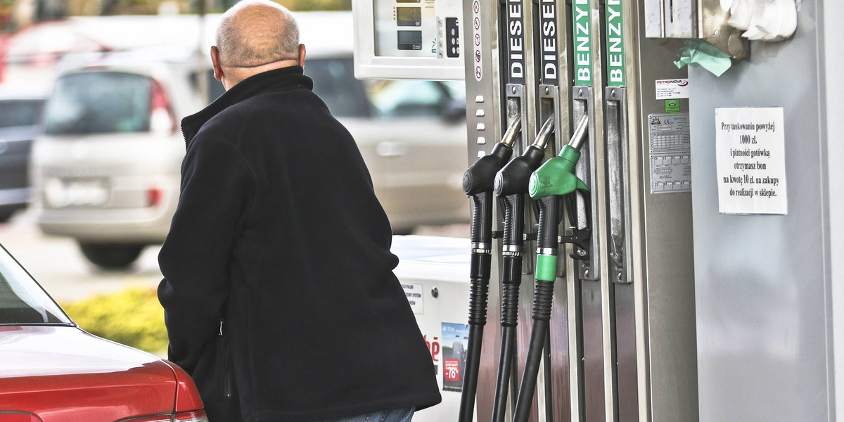 Obniżka stawki podatku VAT przyniosła spadek cen paliw.