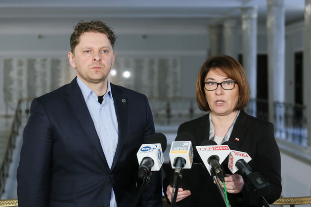 Posłowie PiS Beata Mazurek (P) i Marek Opioła (L), PAP/Paweł Supernak