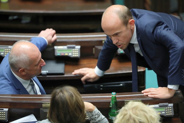 Warszawa, 17.09.2020. Przewodniczący PO Borys Budka (P) na sali obrad podczas drugiego dnia posiedzenia Sejmu, 17 bm. w Warszawie. Posłowie podczas głosowań mają zdecydować m.in. o losach projektu zmian w ustawie o ochronie zwierząt. (amb) PAP/Wojciech Olkuśnik