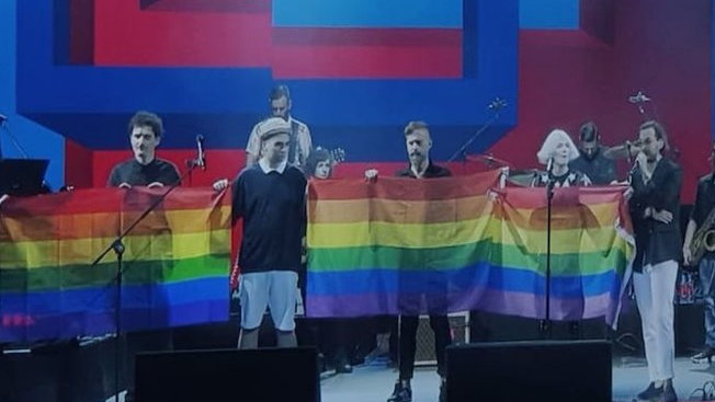 Artyści Męskiego Grania z flagą LGBT