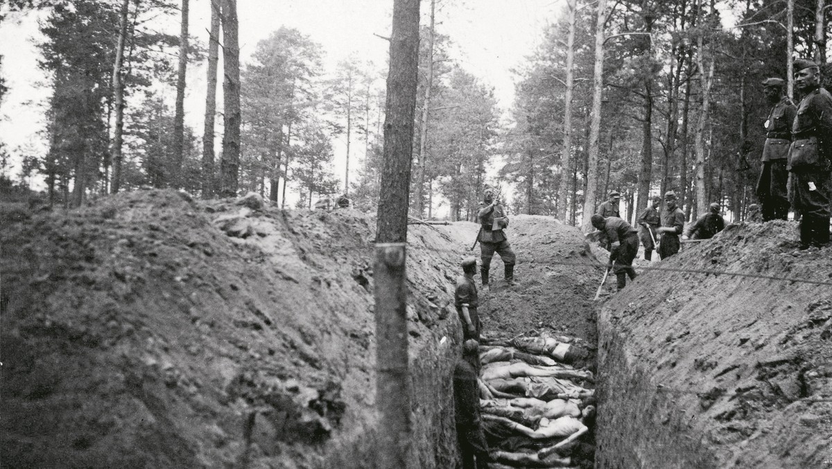 Chowanie ciał zamordowanych przez Niemców więźniów obozu zagłady w Bełżcu, 1942 r.