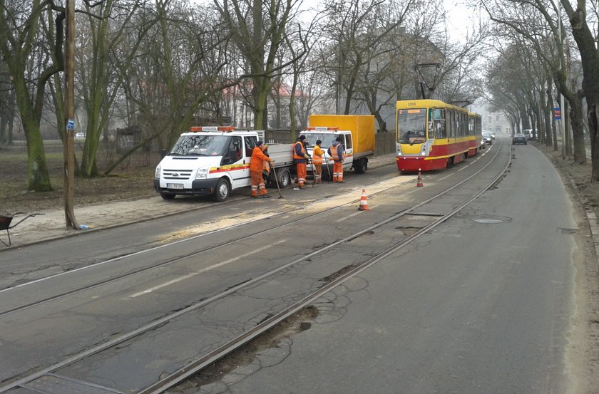 naprawa torów przy ul. Dąbrowskiego w Łodzi