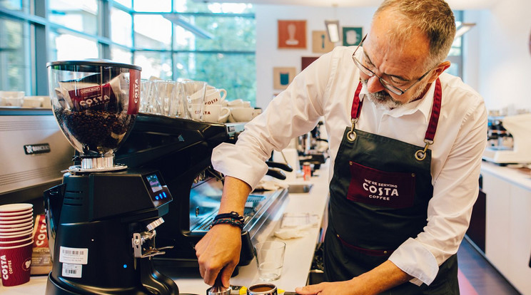 Gávris Iván szerint az otthoni és a vendéglátóhelyeken tapasztalt kávézási szokások merőben eltérnek /Fotó: Costa Coffee