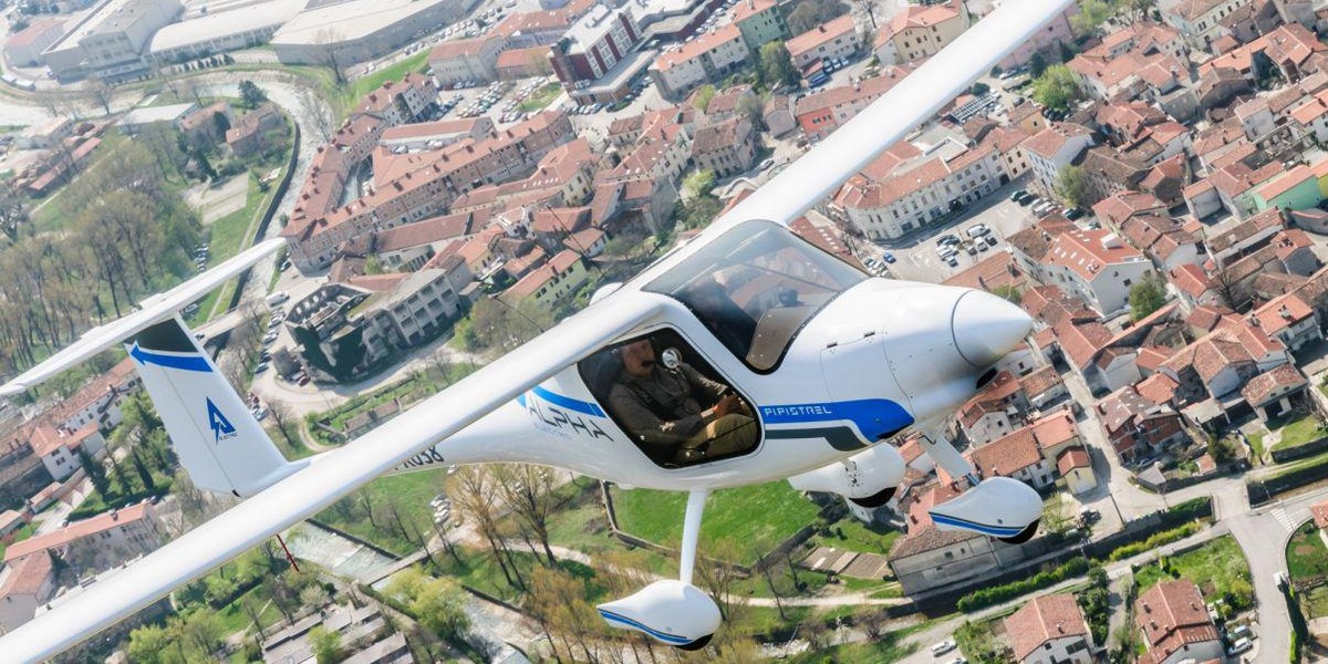 W ciągu kolejnych czterech dni seryjnie produkowany samolot Pipistrel Alpha Electro pokona trasę ze stolicy Dolnego Śląska do Warszawy