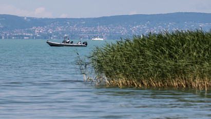 Veszélyben a Balaton? Drámaian csökken a magyar tenger vízszintje, az iszapban ragadtak a vitorlások