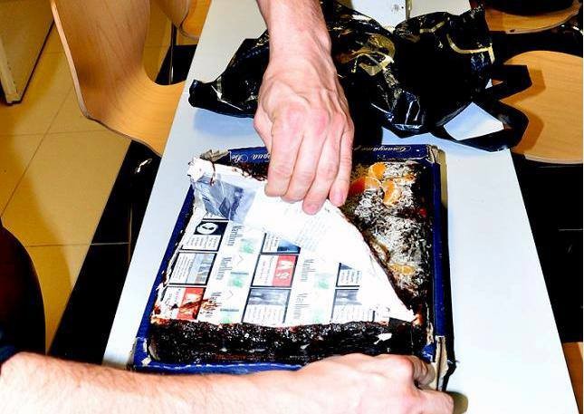 Mandarynki, polewa czekoladowa i… papierosy. To przepis na ciasto świąteczne wykonane przez przemytników. Porzucony tuż przy przejściu tort, znaleźli 17 grudnia 2014 r. funkcjonariusze z Placówki Straży Granicznej w Korczowej. Przemytnik, prawdopodobnie z obawy przed kontrolą, zrezygnował z próby przeniesienia go przez granicę. W środku tego nietypowego tortu ukryte było 45 paczek papierosów.