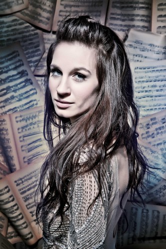 Sylwia Grzeszczak na zdjęciach z sesji do albumu 'Komponując siebie'