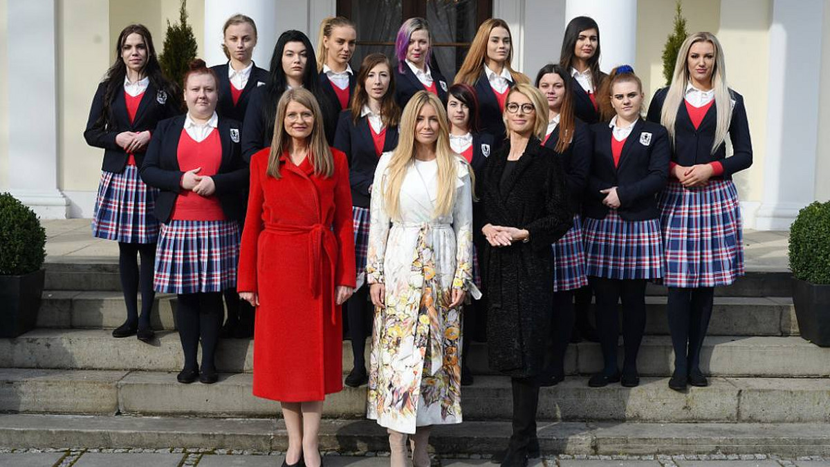 Za nami pierwszy odcinek trzeciego sezonu "Projektu Lady". Zbuntowane uczestniczki dotarły do Pałacu w Rozalinie, a między czasie znalazły czas na kilka szybkich drinków i jeszcze więcej niezbyt cenzuralnych słów. Od spotkania z wymagającymi mentorkami, dużo większy entuzjazm młodych uczestniczek wzbudziło długo wyczekiwane poznanie prowadzącej show Małgorzaty Rozenek-Majdan.