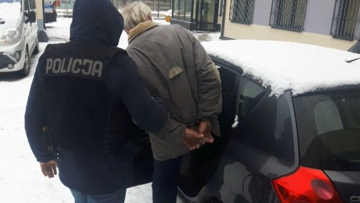 Włoszczowscy policjanci zatrzymali 63-letniego mieszkańca tego miasta, który w trakcie libacji alkoholowej miał pobić swojego 57-letniego kolegę. Ten kilka dni później zmarł w szpitalu. Decyzją sądu mężczyzna został już tymczasowo aresztowany na trzy miesiące. Teraz grozi mu nawet dożywocie.