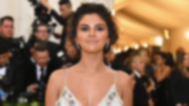 Selena Gomez w dziwacznym makijażu. Co się stało z jej twarzą?