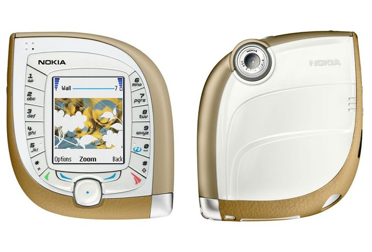 Nokia 7600 była już typowym gadżetem - jeśli nauczyłeś się szybko pisać SMS-y na klawiaturze numerycznej, tu musiałeś się uczyć od nowa. W zamian za to zyskiwałeś uznanie znajomych i miłą w dotyku fakturę bocznych elementów telefonu. Do tego aparat VGA i 29 MB pamięci wewnętrznej.