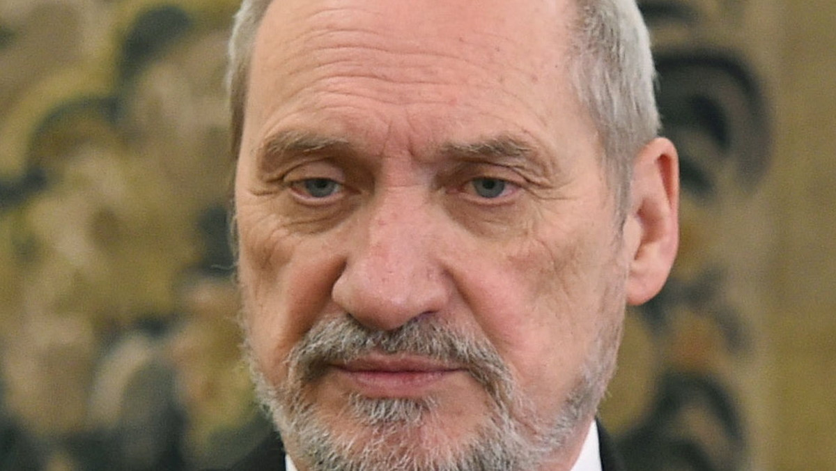 Antoni Macierewicz zostanie ministrem obrony narodowej. Taką decyzję podjął komitet polityczny Prawa i Sprawiedliwości. Wiadomo jednak, że to stanowisko proponowano wcześniej Jarosławowi Gowinowi, jednak miał on odmówić i wybrać inny resort. Decyzja została ogłoszona podczas wczorajszej konferencji prasowej przyszłej premier Beaty Szydło.