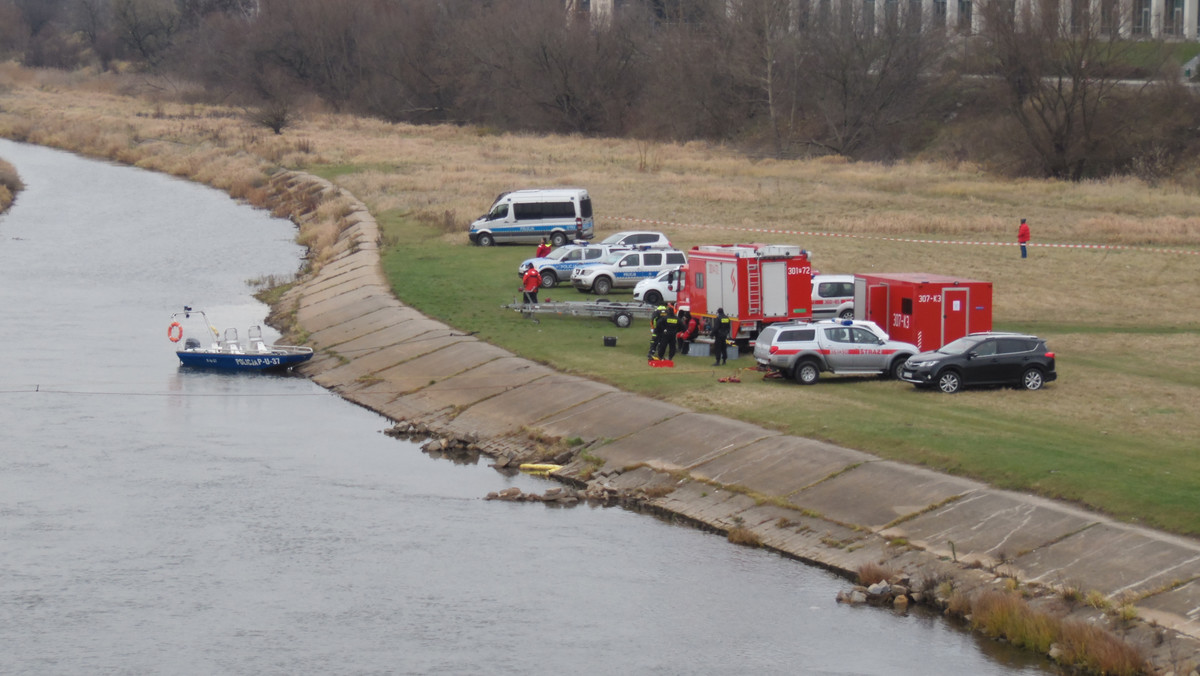 Specjalna grupa płetwonurków wznowiła poszukiwania Ewy Tylman. Jak podaje portal "Nasze Miasto" mają sprawdzać te miejsca w Warcie, gdzie mógł nie dotrzeć sonar.