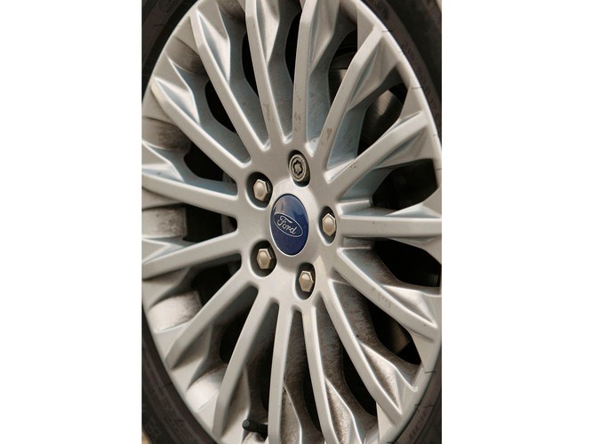 Z czym wam się kojarzą kompaktowe minivany, bo nam z nadmuchanymi autami segmentu C, które są mniej poręczne w mieście i wolniejsze na zakrętach. Po przejażdżce najnowszym fordem c-max diametralnie zmieniamy naszą opinię...