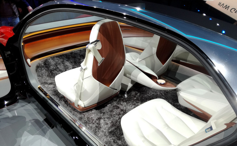 Volkswagen I.D. VIZZION jest przytulny jak salon. Nie ma kierownicy, tylko cztery osobne fotele i... najprawdziwszy dywan. Po założeniu specjalnych okularów pasażerowie w trójwymiarze widzą wskazania urządzeń pokładowych
