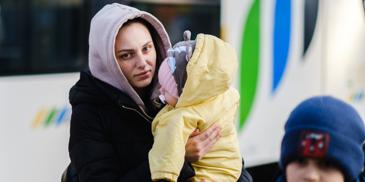 Uchodźcy z Ukrainy dotarli do Katowic pociągiem Kolei Śląskich. Anastasia Nastiya (27 l.) z trzymiesięczną córeczką i synkiem. 