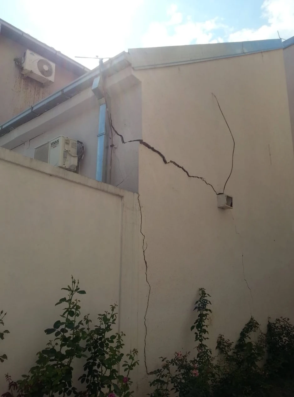 Popucali zidovi na sve strane