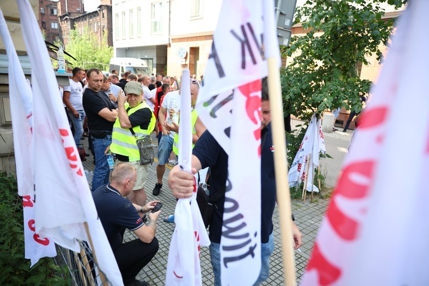 "Węgiel dla ludzi, nie dla spekulantów" - to jeden z  postulatów protestujących dziś w Katowicach