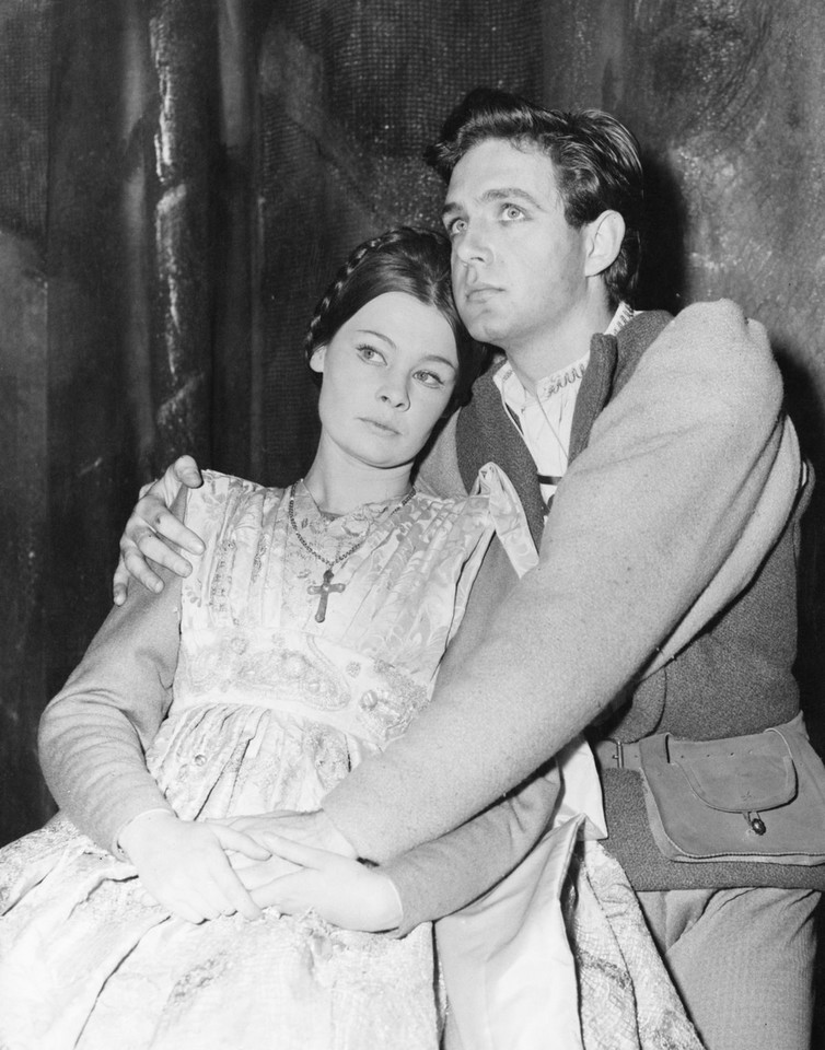 Judi Dench jako Julia i John Stride jako Romeo (1960)