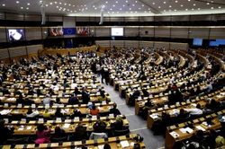 PE przyjął rezolucję krytykującą KE za akceptację polskiego KPO