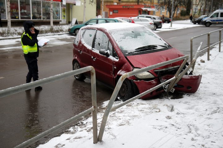 Groźne zdarzenie na ul. Kołobrzeskiej w Olsztynie. 87-letni kierowca zasłabł za kierownicą [ZDJĘCIA]