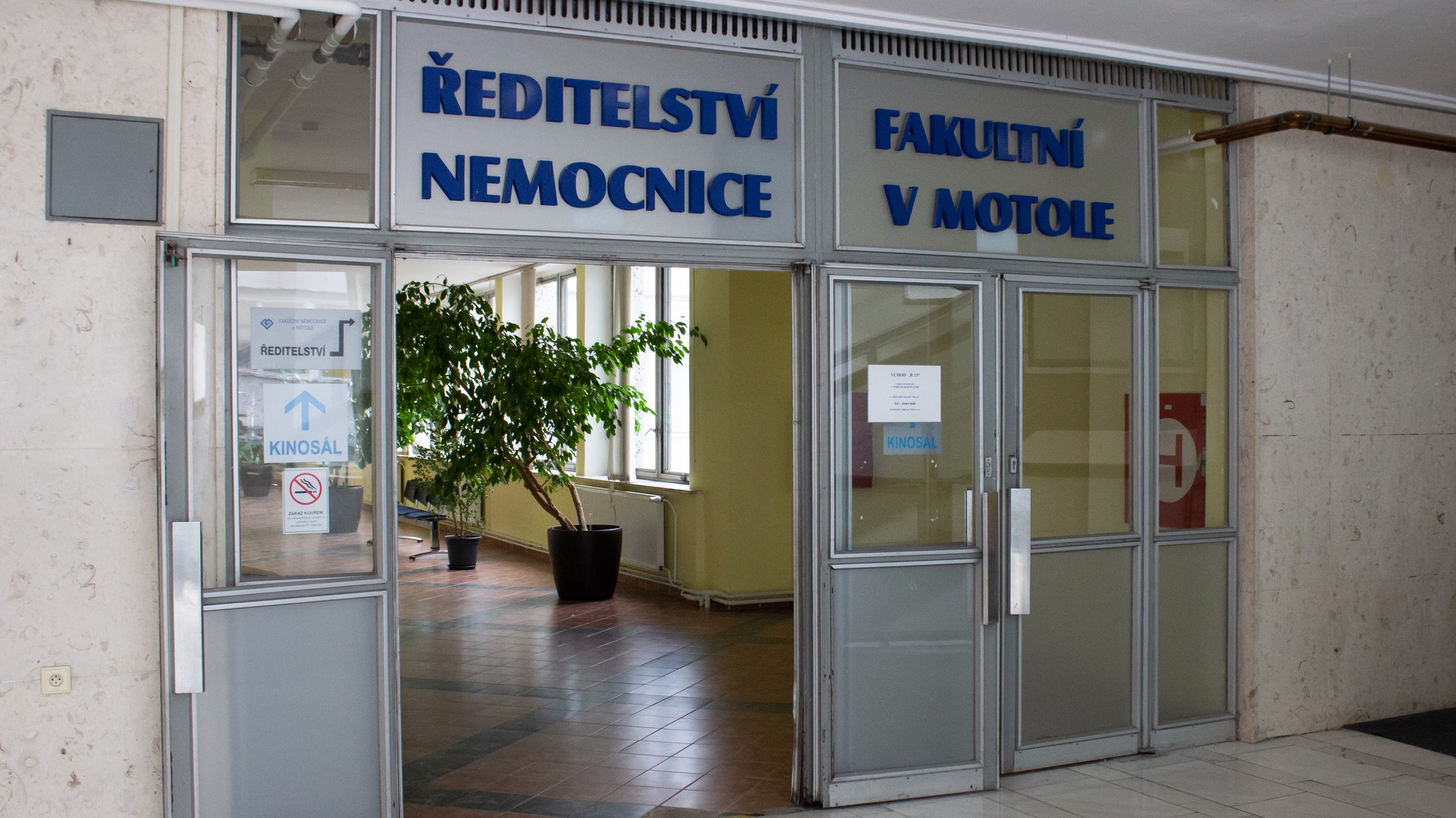 Na snímke vstup do časti Fakultnej nemocnice Motol v Prahe, kde sídli jej vedenie.