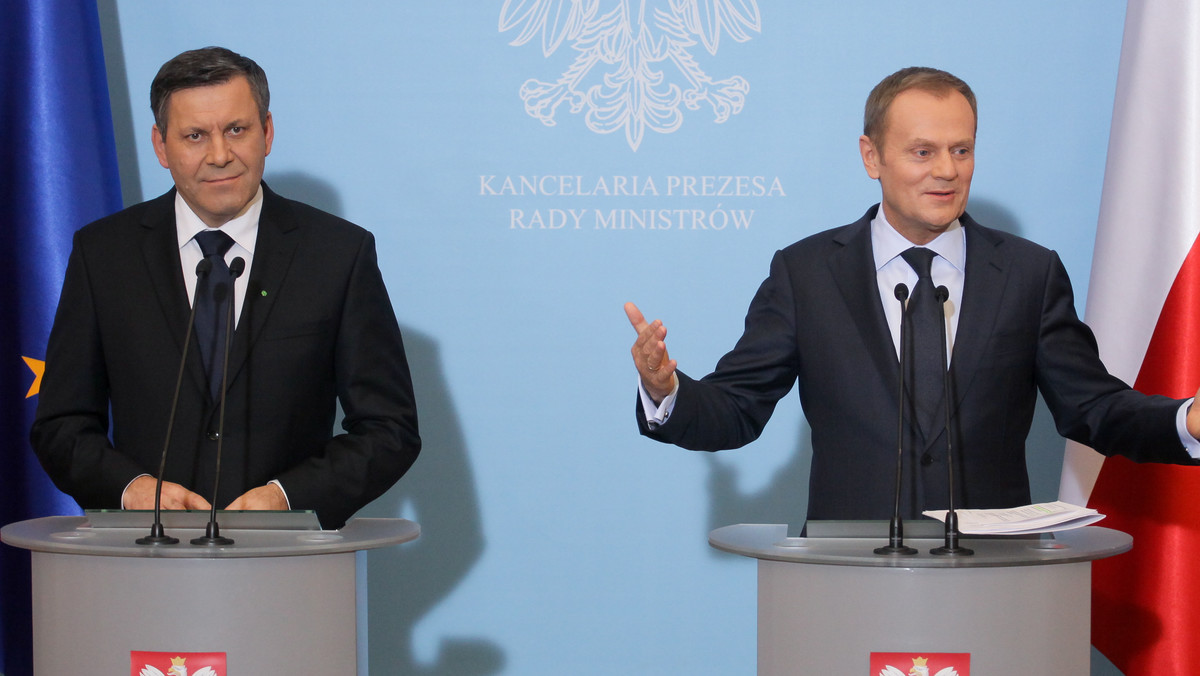Premier Donald Tusk przyznał, że połowa kadencji rządu to będzie dobry moment, aby "przewietrzyć" Radę Ministrów. Jak mówił, wówczas - za rok - on i szef PSL Janusz Piechociński będą w stanie ocenić "kto wymaga zmiany w rządzie".
