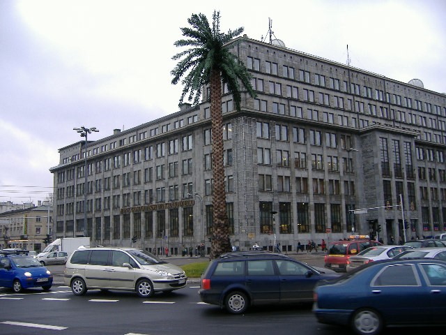 Bank Gospodarstwa Krajowego. Modernistyczny, monumentalny budynek został wzniesiony w latach 1928–1931 według projektu Rudolfa Świerczyńskiego dla Banku Gospodarstwa Krajowego, ozdobiony płaskorzeźbami Jana Szczepkowskiego. <BR><BR>Wikimedia Fot. Janusz Jurzyk, Janusz J. CC 3.0