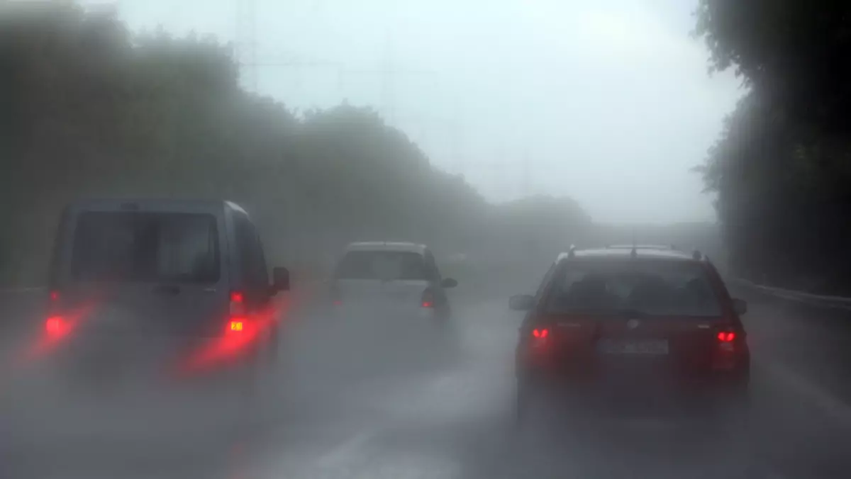 Jazda w deszczu i podczas mgły - jest bardzo niebezpieczna