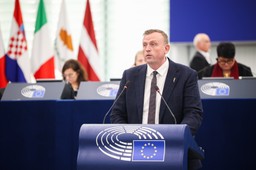 kto chce pozbawić immunitetu europosła konfederacji?