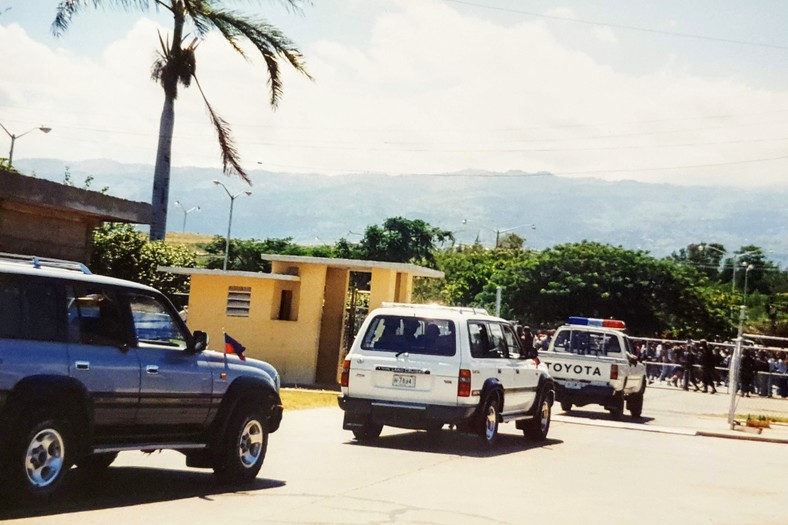 Szefowie haitańskiej junty wojskowej wjeżdżają na zajęte przez Amerykanów lotnisko w Port-au-Prince na rozmowy w sprawie przejęcia przez USA władzy nad Haiti. Port-au-Prince, wrzesień 1994 r.