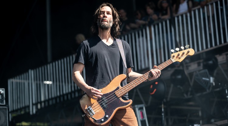 Keanu Reeves a BottleRock Napa Valley fesztivál színpadán gitározik a húsz éve feloszlott Dogstar bandájával