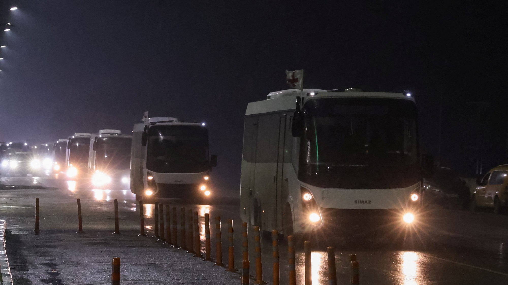 Humanitárny konvoj prevážajúci obyvateľov evakuovaných z mesta Olešky na Ukrajine.