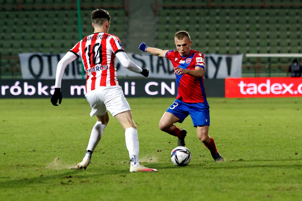 Piłkarz drużyny Raków Częstochowa Patryk Kun (P) i Pelle van Amersfoort (L) z zespołu Cracovia podczas meczu Ekstraklasy, na stadionie "GIEKSA Arena Bełchatów"