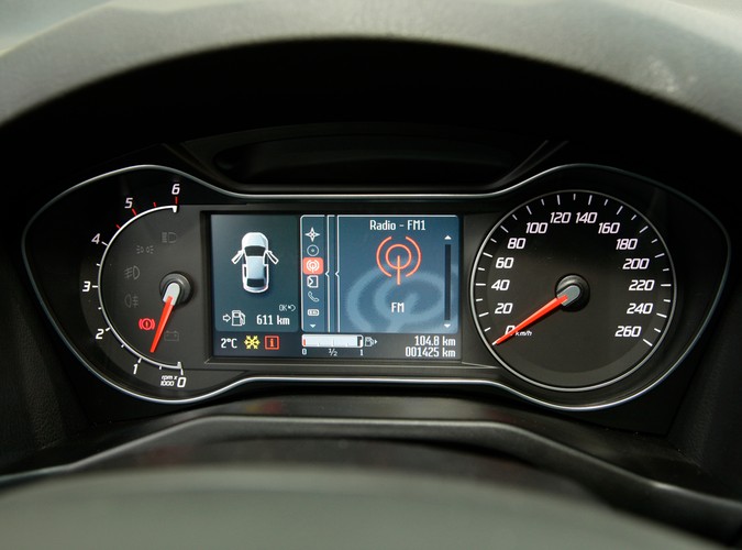 Jeżdżąc fordem mondeo mieliśmy dziwne wrażenie, że ujawnia się u nas rozdwojenie jaźni, a wszystko za sprawą mieszanych uczuć jakie wywoływał. Rozpływanie się nad jego zaletami w trasie przeplatało się z rozdrażnieniem jego nieporęcznością w zatłoczonym mieście