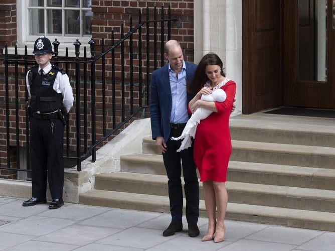 Książę William i księżna Catherine z nowo narodzonym synem