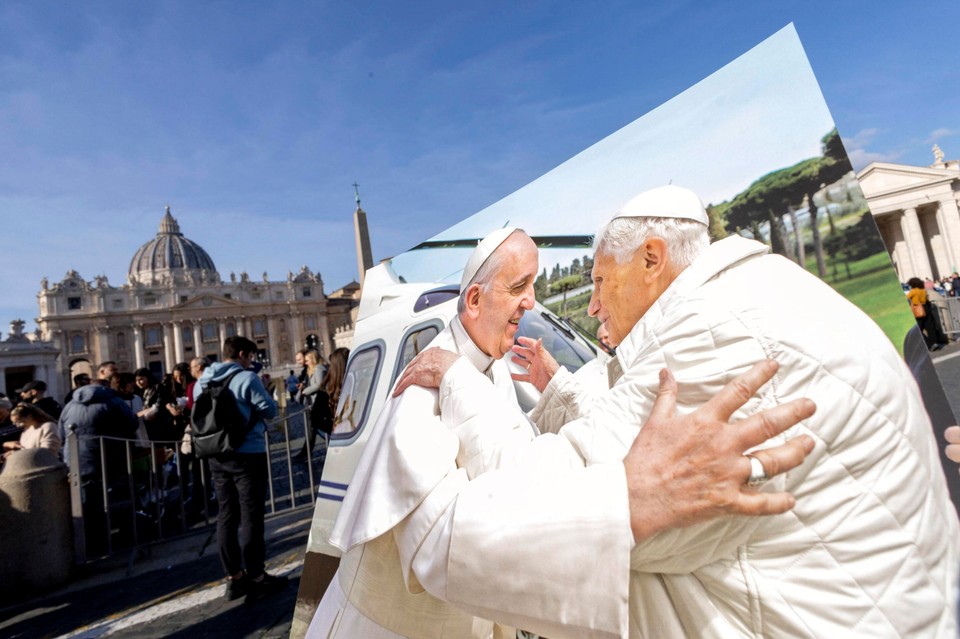 Plakat przedstawiający papieża Franciszka (L) z papieżem emerytem Benedyktem XVI (R) na Placu Świętego Piotra, Watykan