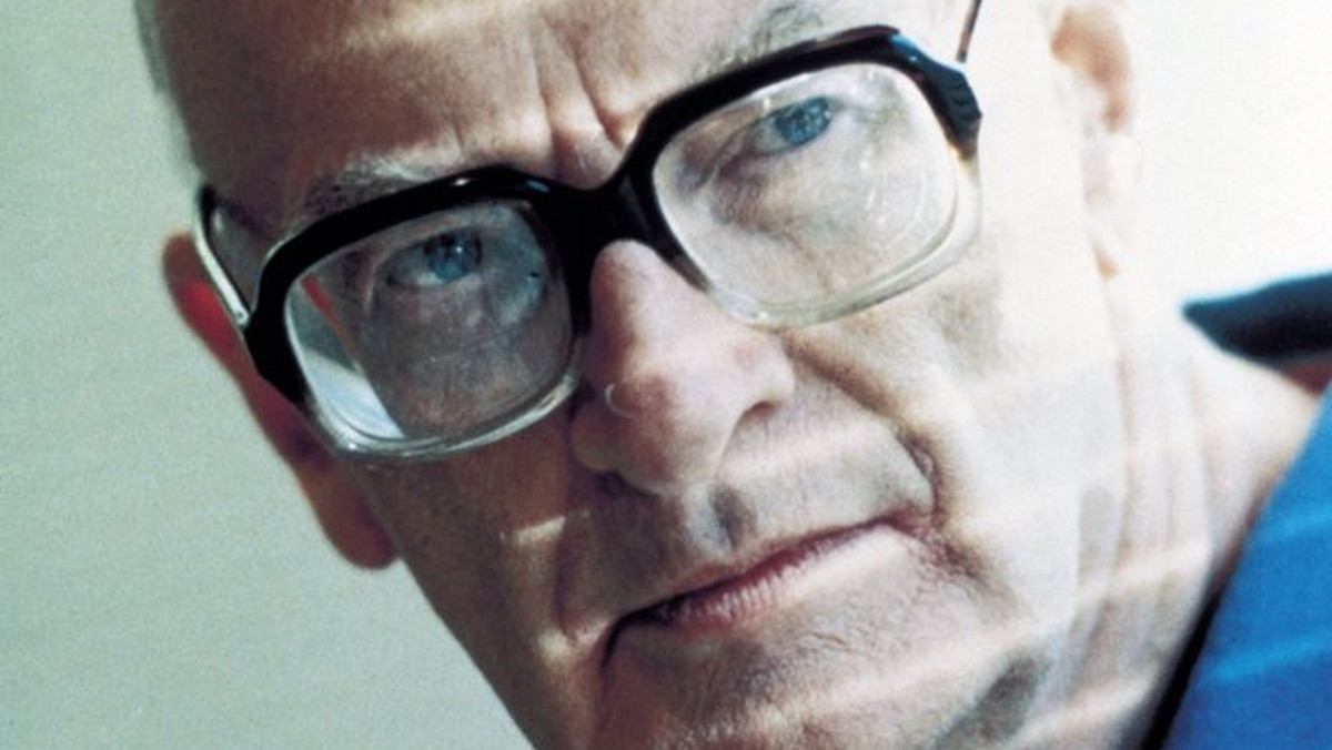 Arthur C. Clarke był jedynym pisarzem w dziejach, zawdzięczającym sławę nie tylko literaturze, ale też filmowi i nauce. Twórca słynnej "Odysei kosmicznej" budził wielkie kontrowersje. Z jednej strony nominowany do pokojowego Nobla, z drugiej — oskarżany o pedofilię i opisywany jako pionier seks turystyki.