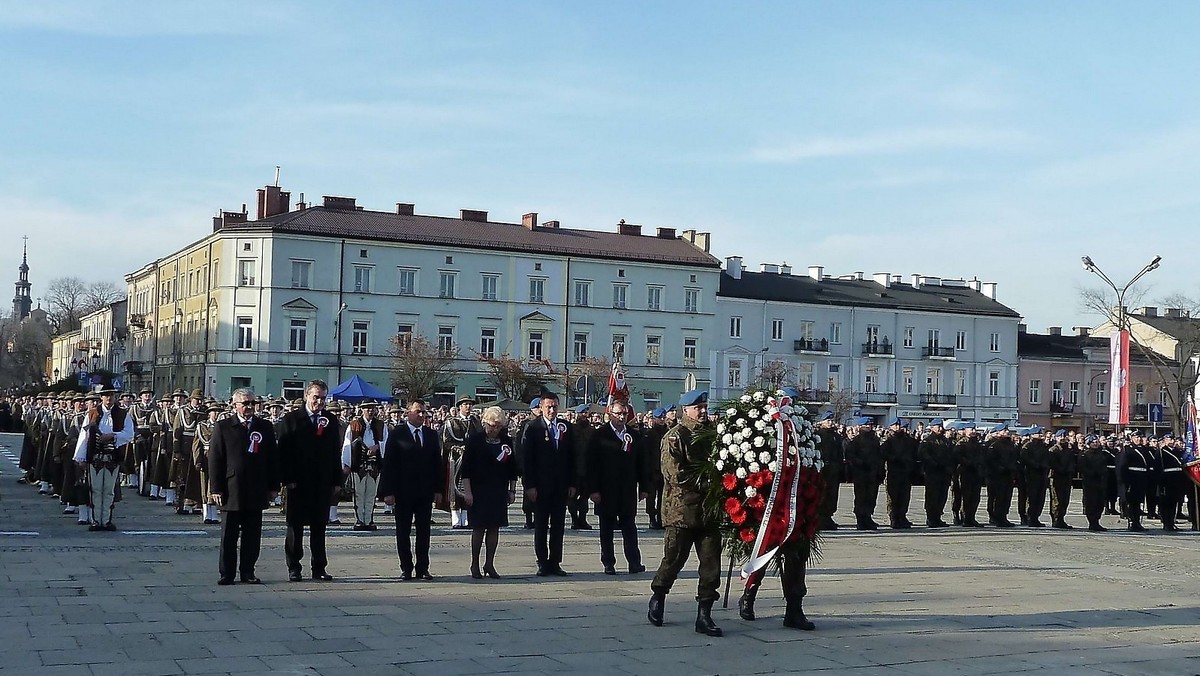 Tłumy kielczan uczestniczyły w obchodach  96. rocznicy Narodowego Święta Niepodległości. W Bazylice katedralnej w Kielcach, z udziałem władz miejskich i samorządowych oraz wielu pocztów sztandarowych, odprawiona została msza święta w intencji Ojczyzny. Wcześniej prezydent Kielc złożył wieniec pod Pomnikiem Niepodległości.