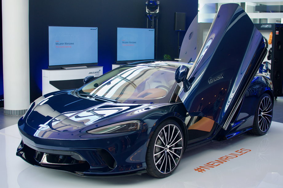 McLaren GT mierzy 4683 mm długości i 2095 mm szerokości. Po otwarciu drzwi jego wysokość sięga niemal dwóch metrów