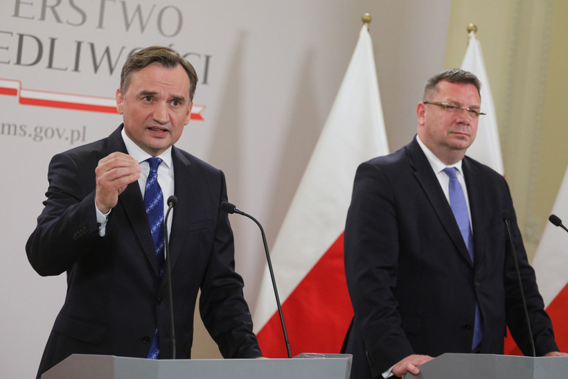 Minister sprawiedliwości, prokurator generalny Zbigniew Ziobro (L) oraz minister-członek Rady Ministrów Michał Wójcik (P)
