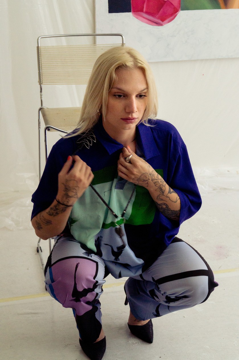 Jill Winnie Moser (22 ans) est une jeune artiste qui crée des peintures colorées et rappelant le collage. 