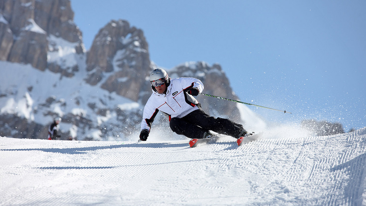 Po ostatnim, niezwykle ruchliwym na stokach weekendzie, stęsknieni za śniegiem amatorzy sportów zimowych będą mogli korzystać z dużo większej ilości tras - niemal wszystkie należące do regionu Skirama Dolomiti i Dolomiti Superski inaugurują nowy sezon zimowy.